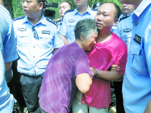 潛逃23年，歸案之時再見父母，最不能承受的究竟是誰？