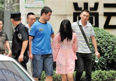 一名女犯罪嫌疑人被警方押出。新華社記者 薛玉斌 攝