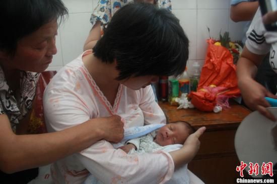 圖為陜西富平“產科醫(yī)生拐賣嬰兒”一案中的被拐嬰兒于8月5日中午在該縣婦幼保健院由當?shù)鼐浇挥谄涓改浮堃怀?攝