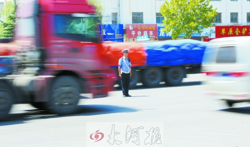 連霍高速受橋梁爆破影響禁止通車，310國道車流量迅速增加，當(dāng)?shù)亟痪块T安排大量警力保障道路暢通。