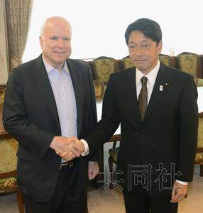 21日上午，美國共和黨資深參議員麥凱恩（左）與日本防衛(wèi)相小野寺在防衛(wèi)省會談前握手。（圖片來源：日本共
