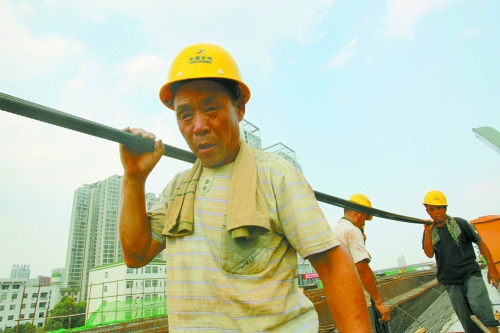 農(nóng)民工工作辛苦，權(quán)益理應(yīng)有保障。