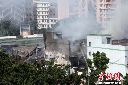 廣州白云區(qū)一倉庫爆炸致4死36傷，事發(fā)3個多小時后現(xiàn)場仍冒著白煙?！「邩s權(quán) 攝