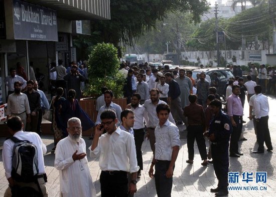 9月24日，在巴基斯坦南部城市卡拉奇，地震發(fā)生后人們跑到街上躲避。