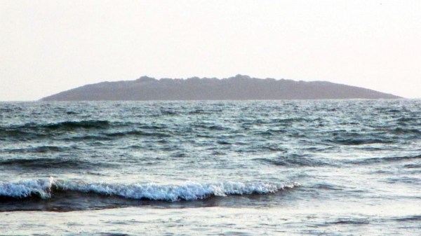 圖為在巴基斯坦靠近阿拉伯海的瓜達爾地區(qū)（Gwadar）近海600米處冒出一個小島。