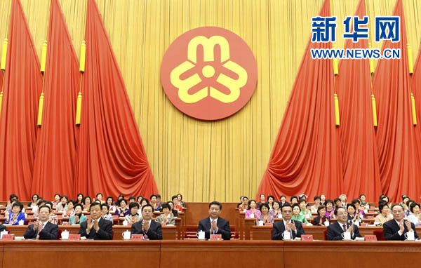 習近平、李克強、張德江、俞正聲、劉云山、王岐山、張高麗等在主席臺就座，祝賀大會召開。