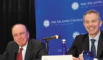 2008年，布萊爾與默多克在美國參加一國際會議。