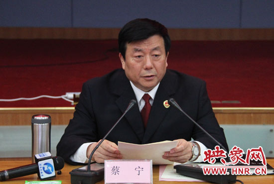 省檢察院檢察長(zhǎng)蔡寧通報(bào)了今年以來(lái)全省檢察工作情況。