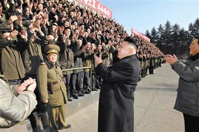 朝中社1月15日發(fā)布的圖片顯示，朝鮮最高領(lǐng)導(dǎo)人金正恩視察位于平安南道的國(guó)家科學(xué)院，與科研人員會(huì)面。