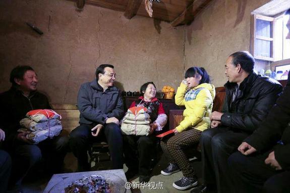27日，李克強(qiáng)到安康旬陽金坡村看望留守兒童。
