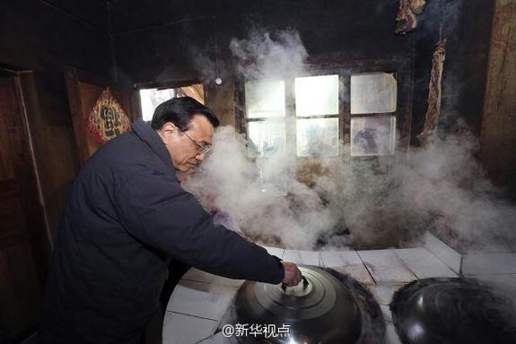 27日，李克強(qiáng)到安康旬陽金坡村看望留守兒童。