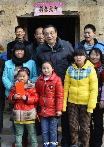 27日，李克強(qiáng)到安康旬陽金坡村看望留守兒童。