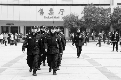 3月2日，鄭州市特警加強(qiáng)對(duì)人員密集場所的武裝巡邏。