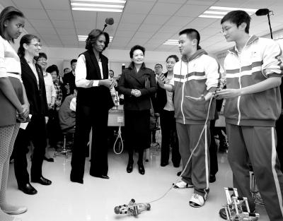 昨天上午，彭麗媛與米歇爾共同參觀北師大二附中，觀看學(xué)生們演示自己設(shè)計制作的幾何機(jī)器人。