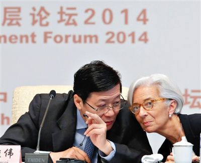 “中國發(fā)展高層論壇2014開幕式”上，國際貨幣基金組織總裁拉加德與中國財政部部長樓繼偉（左）討論。