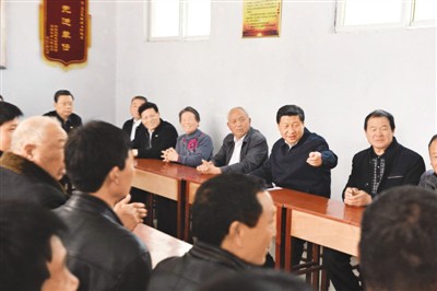 3月17日，習(xí)近平在河南省蘭考縣東壩頭鄉(xiāng)張莊村村委會(huì)與干部群眾座談，聽(tīng)取意見(jiàn)和建議。