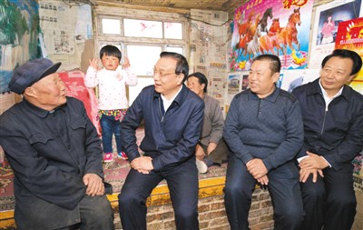 3月27日，李克強(qiáng)在內(nèi)蒙古自治區(qū)翁牛特旗橋頭鎮(zhèn)太平莊村看望貧困戶。