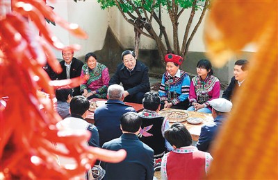 3月24日，俞正聲在云南省武定縣插甸鄉(xiāng)彝族小院農(nóng)戶家中進(jìn)行座談交流，聽(tīng)取基層黨員群眾意見(jiàn)建議。