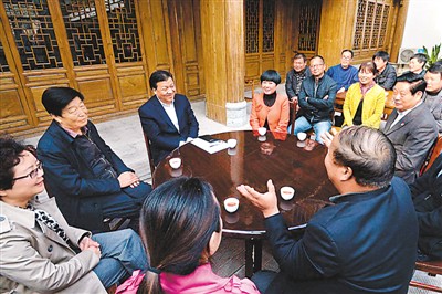 3月23日，劉云山在陜西省咸陽(yáng)市禮泉縣煙霞鎮(zhèn)袁家村與基層干部群眾座談，聽(tīng)取對(duì)教育實(shí)踐活動(dòng)的意見(jiàn)建議。