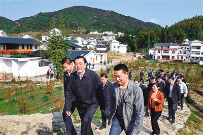 3月25日，張德江在福建省上杭縣古田鎮(zhèn)吳地村看望群眾。