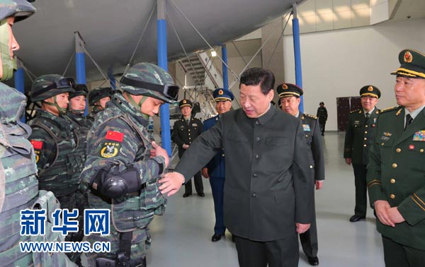 這是習(xí)近平同特戰(zhàn)隊(duì)員親切交談，詳細(xì)詢問(wèn)他們的教學(xué)訓(xùn)練和生活情況。