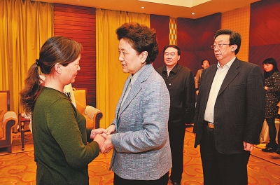  4月9日，中共中央政治局委員、國(guó)務(wù)院副總理劉延?xùn)|在鄭州接見“踐行焦裕祿精神的好校長(zhǎng)”張偉的家屬。