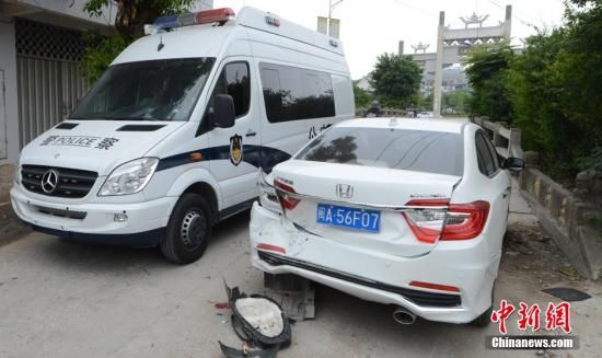  4月28日，福建省福州市閩侯縣發(fā)生一起惡性駕車(chē)撞人事件，圖為被撞車(chē)輛損毀嚴(yán)重。經(jīng)初查，該肇事男子叫林某新（漢族，37歲，福州長(zhǎng)樂(lè)人），因婚姻問(wèn)題，情緒失控，駕車(chē)從閩侯縣青口鎮(zhèn)往尚干鎮(zhèn)方向，沿奔馳大道行駛，連續(xù)撞人。中新社發(fā) 劉可耕 攝