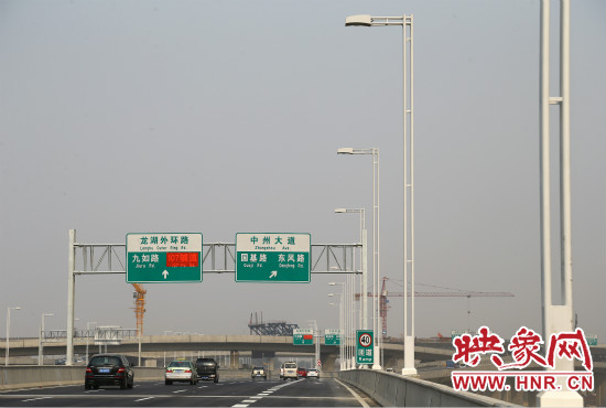 市民可通過北三環(huán)快速路高架橋直達(dá)東區(qū)。