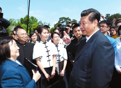 習近平在校園觀看北大師生紀念五四運動95周年青春詩會時同朗誦者親切交談。新華社發(fā)