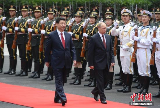 5月20日，中國國家主席習(xí)近平在上海舉行儀式歡迎俄羅斯總統(tǒng)普京訪華。中新社發(fā) 廖攀 攝
