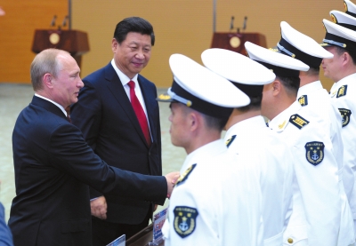 習(xí)近平與普京共同出席中俄聯(lián)合軍演開幕式。