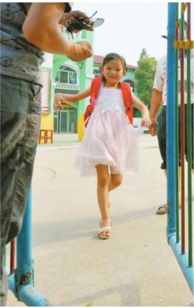 　　昨日，潛江市浩口鎮(zhèn)第三小學(xué)已被戒嚴(yán)，下午幼兒園學(xué)生放學(xué)時，一些家長前來接孩子