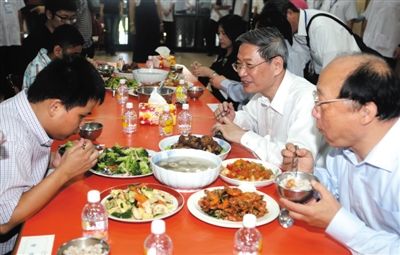 昨日中午，國臺辦主任張志軍（右二）在臺中市長胡志強的陪同下和盲校的孩子共進午餐。當(dāng)晚，張志軍結(jié)束訪臺回京。 新華社發(fā)