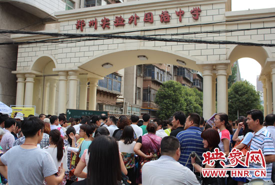 考試快結(jié)束時(shí)，陪考的家長涌入學(xué)校接孩子。