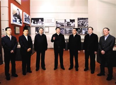 2012年11月29日，習(xí)近平等在國(guó)家博物館參觀《復(fù)興之路》展覽，提出為實(shí)現(xiàn)中國(guó)夢(mèng)而奮斗。