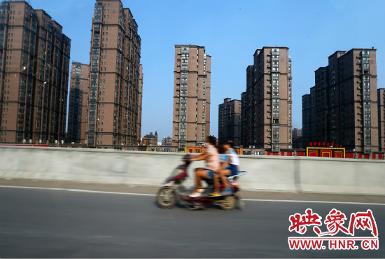 三環(huán)快速路開(kāi)通后，仍有一些電動(dòng)車(chē)違規(guī)上橋。