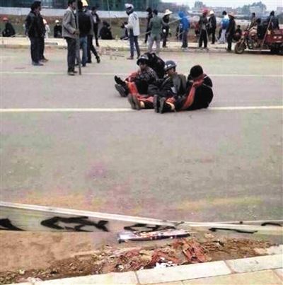 14日，沖突現(xiàn)場，幾名頭戴鋼盔的人被捆綁著。圖/東方IC