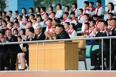 5月2日，金正恩與金與正（前排左二）一起觀看比賽。