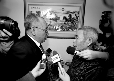 15日，內(nèi)蒙古高院副院長(zhǎng)趙建平（左）帶隊(duì)向呼格吉勒?qǐng)D父母送達(dá)再審法律文書。