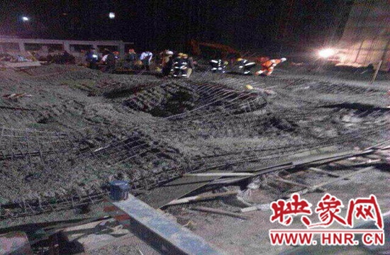 圖為事故現(xiàn)場情況，當(dāng)?shù)厝罕姽﹫D。
