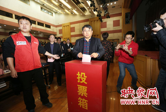 省委宣傳部副部長(zhǎng)、省新聞出版廣電局局長(zhǎng)朱夏炎現(xiàn)場(chǎng)投票