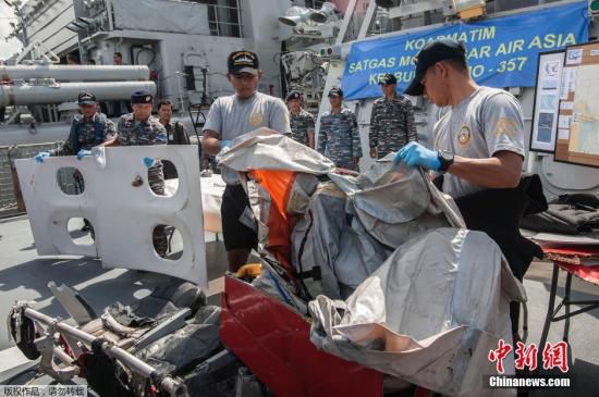 　當地時間2015年1月5日，印尼泗水，印尼海軍展示從爪哇海中打撈到的亞航失事客機殘骸與遇難者的遺物