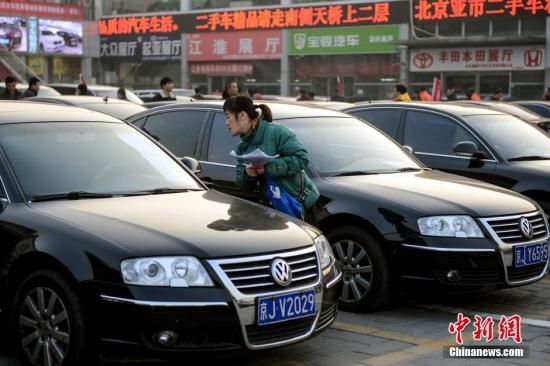 1月23日，北京亞運村汽車交易市場中拓拍賣停車場上人頭攢動。