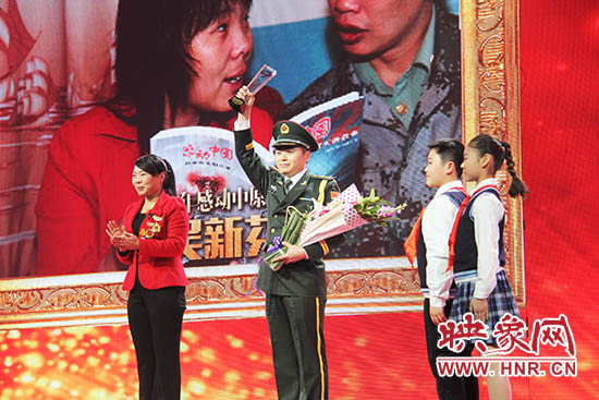中國人民解放軍71352部隊(duì)19分隊(duì)管理員王留杰上臺接受頒獎(jiǎng)。