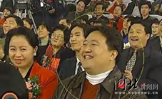 該名男子連續(xù)多年在春節(jié)晚會(huì)中出現(xiàn)，被網(wǎng)友稱為“十年最牛笑臉哥”。