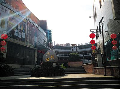 六井孔主打餐飲娛樂項(xiàng)目，泉州一些官員認(rèn)為這與文化創(chuàng)意產(chǎn)業(yè)難有關(guān)聯(lián)。