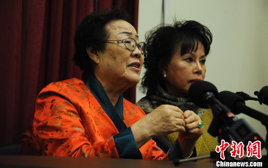 圖為慰安婦受害者李容洙（Lee Yong Soo。圖左）發(fā)表講話，要求安倍正式道歉。