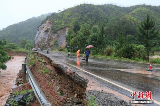 圖為5月19日，江西贛州石城縣珠坑鄉(xiāng)塘臺(tái)村通往福建寧化縣的公路出現(xiàn)塌方。陳小強(qiáng) 攝