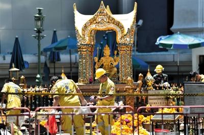 18日，泰國曼谷四面佛前，救援人員在爆炸現(xiàn)場進(jìn)行清理。四面佛附近17日晚發(fā)生爆炸，造成6名中國公民死亡，20余人受傷。