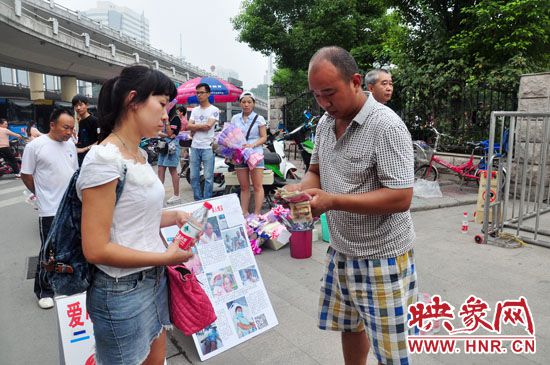 一名市民在買水。